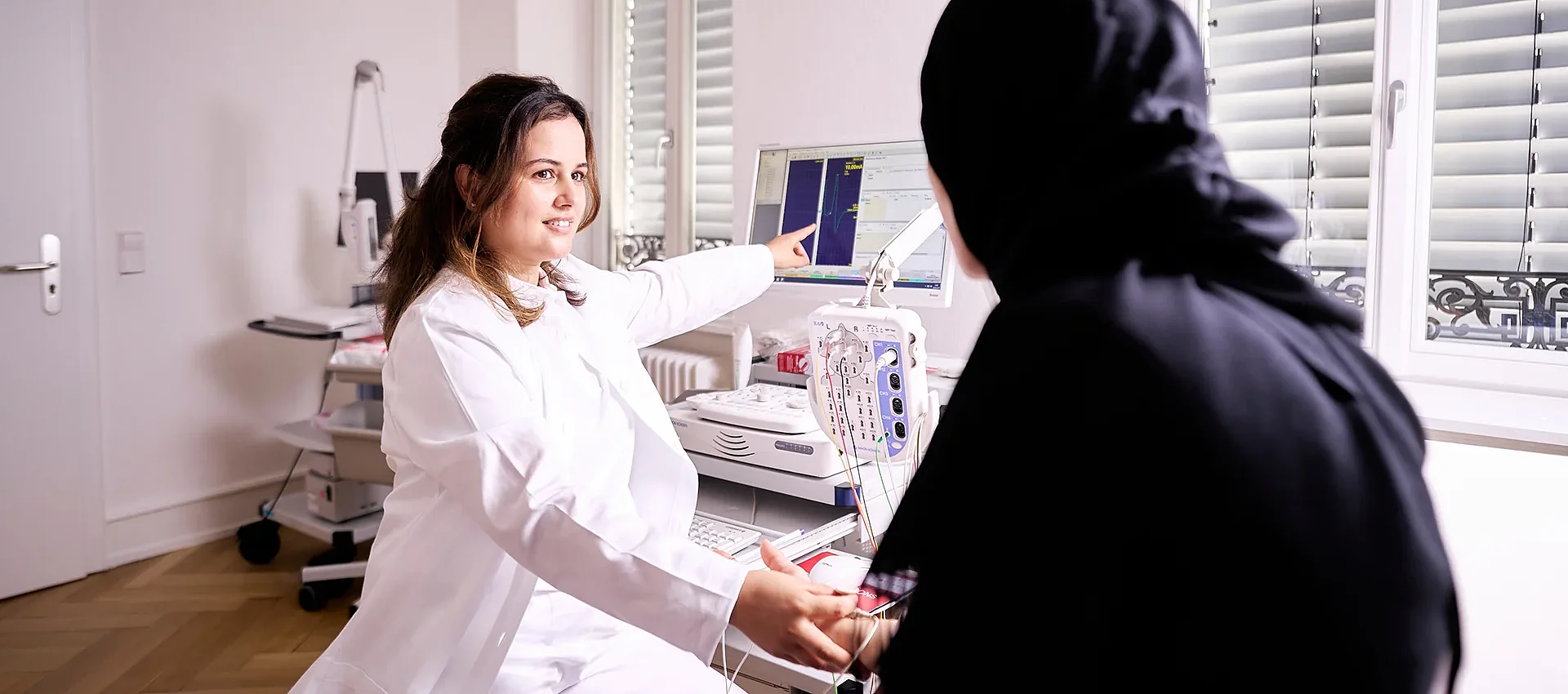 Dr. Khouloud Poli bei einer elektrophysiologischen Untersuchung