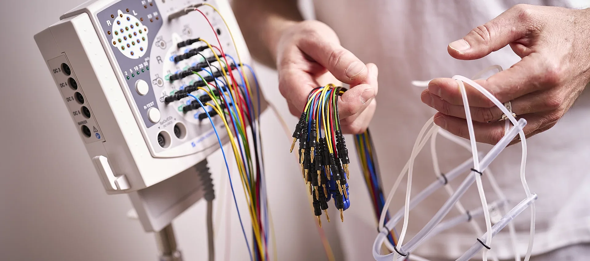 Vorbereitung einer EEG-Untersuchung mit Elektrodenhaube
