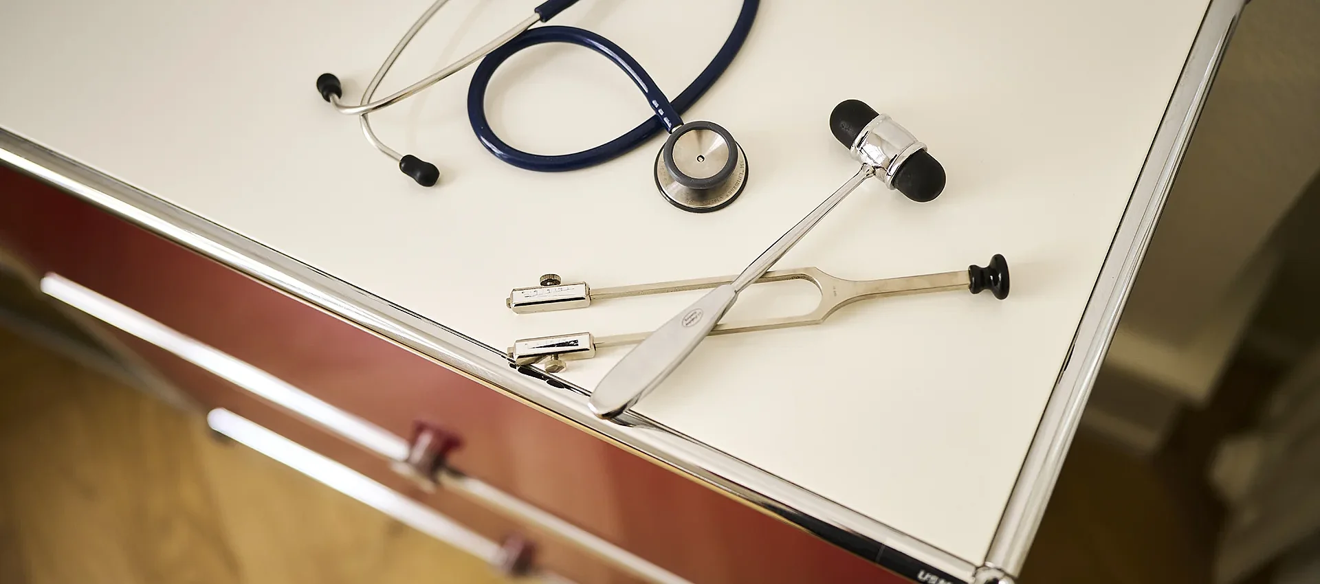 Stethoskop, Reflexhammer und Stimmgabel für die neurologische Untersuchung