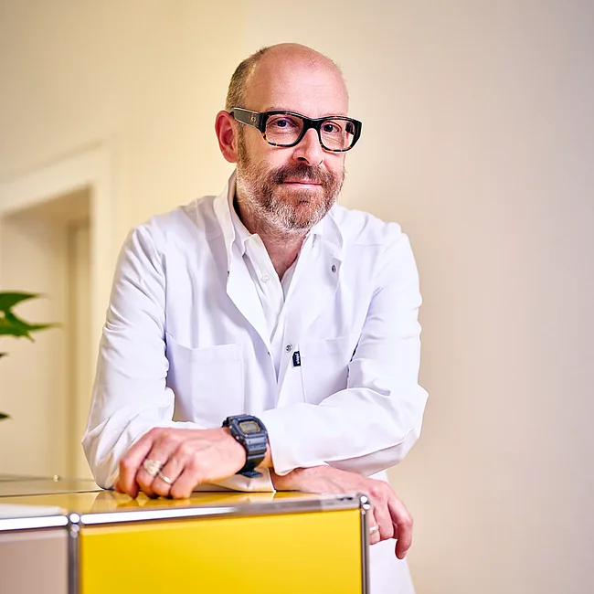 Porträt von Prof. Dr. Sven Poli in der Praxis Neuropoli